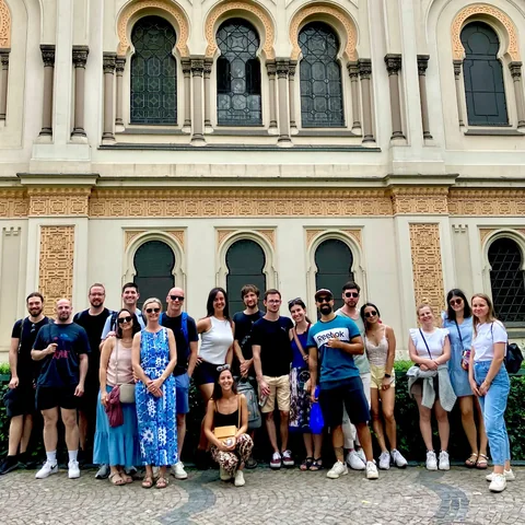 Tour guests standing in front of the ornate facade of the Spanish Synagogue in Josefov.